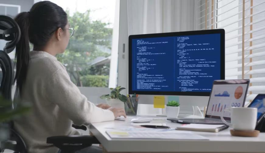 科尔沁左翼后旗软件开发公司实战建议：网站赋能，为何必须接入支持机器人？